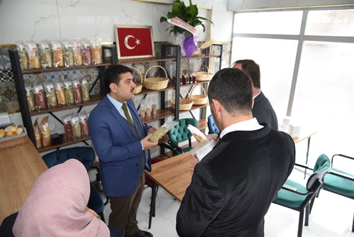 Kaymakam Mehmet TUNÇ, Türkiye Tarım Kredi Kooperatifi Bölge Müdürleri ile Birlikte İlçemizde Kurulan Kadın Kooperatifini Ziyaret Etti.